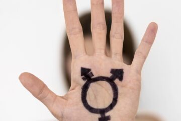 از میان مبتلایان به اختلالات جنسی، دو گروه تمایل بیشتری به تغییر جنسیت نشان می دهند؛ افراد تراجنسی و دو جنسی که